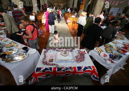 London, Vereinigtes Königreich, 06.02.2012. Menschen in Gospel Oak versammelten sich in der All Hallows Church, Savernake Road, eine indoor Jubiläums-Straßenfest zu halten. Stockfoto