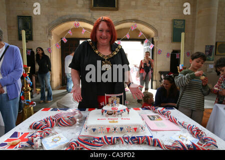 London, Vereinigtes Königreich, 06.02.2012. Der Bürgermeister von Camden, Stadtrat Heather Johnson präsentiert einen Kuchen zum Gedenken an die Königin Diamond Jubilee Stockfoto