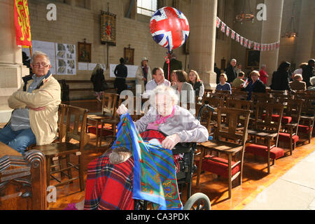 London, Vereinigtes Königreich, 06.02.2012. Eine alte Dame im Rollstuhl am All Hallows Church, Savernake Straße gab es ein indoor Jubiläum Straßenfest statt. Sie hat einen Anschluß-Markierungsfahne (Union Jack) Ballon an ihrem Rollstuhl befestigt. Stockfoto