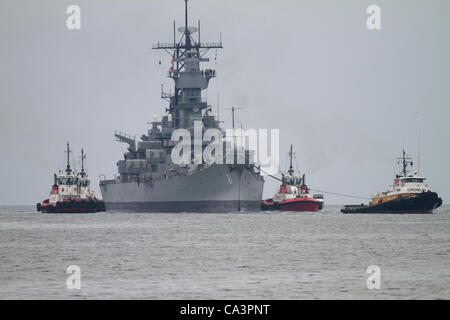 Das amerikanische Weltkrieg Schlachtschiff USS IOWA betritt der Hafen Los Angeles Kalifornien durch das Engel-Tor Stockfoto