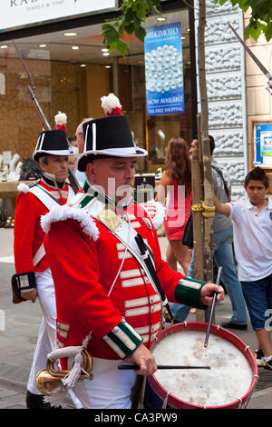 Gibraltar, Großbritannien. Samstag, 2. Juni 2012. Königin der Krönung königlichen Salutschüsse. Das Diamant-Jubiläum von Königin Elizabeth II. Die internationale Feier im Jahr 2012 zum 60 Jahrestag der Herrschaft der Königin. Stockfoto