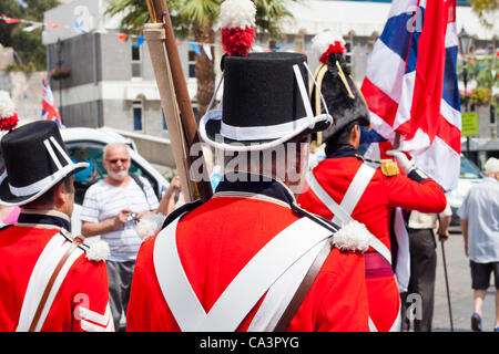 Gibraltar, Großbritannien. Samstag, 2. Juni 2012. Königin der Krönung königlichen Salutschüsse. Das Diamant-Jubiläum von Königin Elizabeth II. Die internationale Feier im Jahr 2012 zum 60 Jahrestag der Herrschaft der Königin. Stockfoto