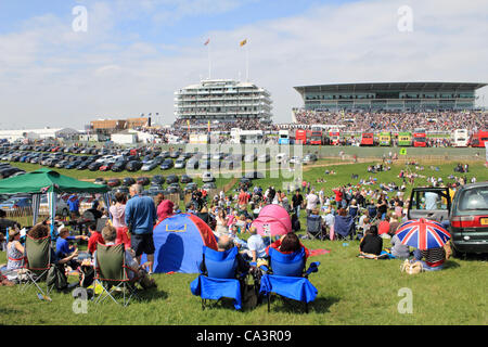 06.02.12. Epsom Downs, Surrey, UK. Rekord Massen genießen Sie einen Tag bei den Rennen vor die Königin Stand am Derby Tag 2012. Stockfoto