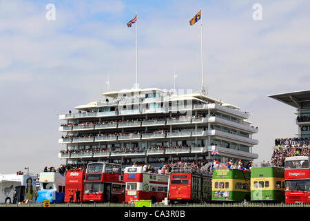 06.02.12. Epsom Downs, Surrey, UK. Open Top Busse vor der Königin Stand am Derby Tag 2012. Stockfoto