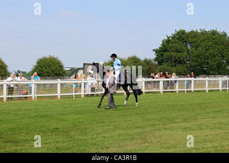 06.02.12. Epsom Downs, Surrey, UK. Derby zweiten Lieblings Lagerfeuer von Jimmy Fortune geritten und trainiert von Andrew Balding machen ihren Weg an den Start. Stockfoto