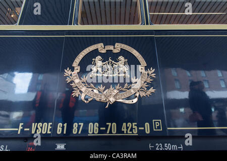 Das Logo des Orient-Express-Berlin-Hamburg-Venedig ist am Bahnhof Altona, Hamburg, Deutschland, am Samstag, 2 Juni, 2012 sehen. Der Venice Simplon-Orient-Express lief zum ersten Mal von Berlin und Hamburg nach Venedig seit den 1930er Jahren. Stockfoto