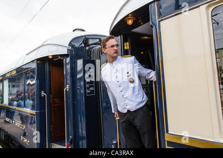 Ein Stewart der Orient-Express-Berlin - Hamburg - Venedig sind am Bahnhof Altona, Hamburg, Deutschland, am Samstag, 2 Juni, 2012 gesehen. Der Venice Simplon-Orient-Express lief zum ersten Mal von Berlin und Hamburg nach Venedig seit den 1930er Jahren. Stockfoto