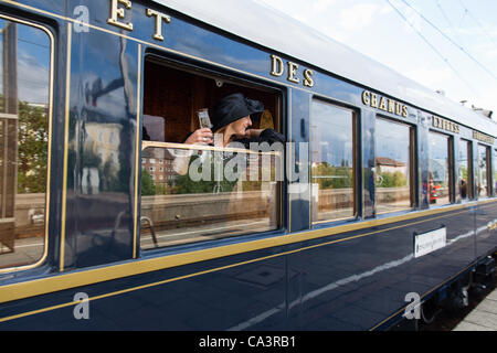 Das Orient-Express Berlin - Hamburg - Venedig verlässt den Bahnhof Altona, Hamburg, Deutschland, am Samstag, 2 Juni, 2012. Der Venice Simplon-Orient-Express lief zum ersten Mal von Berlin und Hamburg nach Venedig seit den 1930er Jahren. Stockfoto