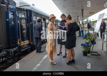 Passagiere des Orient-Express-Berlin - Hamburg - Venedig sind am Bahnhof Altona, Hamburg, Deutschland, am Samstag, 2 Juni, 2012 gesehen. Der Venice Simplon-Orient-Express lief zum ersten Mal von Berlin und Hamburg nach Venedig seit den 1930er Jahren. Stockfoto