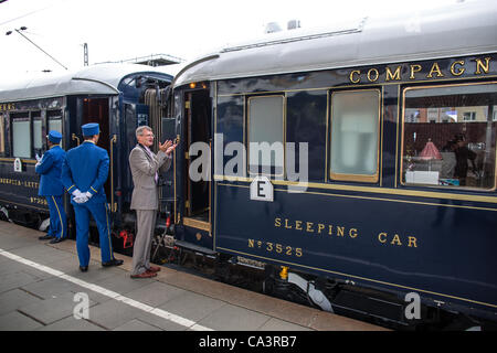 Passagiere des Orient-Express-Berlin - Hamburg - Venedig sind am Bahnhof Altona, Hamburg, Deutschland, am Samstag, 2 Juni, 2012 gesehen. Der Venice Simplon-Orient-Express lief zum ersten Mal von Berlin und Hamburg nach Venedig seit den 1930er Jahren. Stockfoto