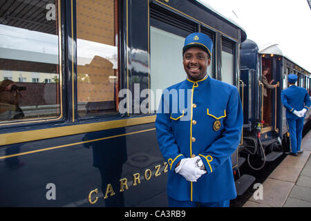 Ein Dirigent der Orient-Express-Berlin - Hamburg - Venedig lächelt der Altonaer Bahnhof, Hamburg, Deutschland, am Samstag, 2 Juni, 2012. Der Venice Simplon-Orient-Express lief zum ersten Mal von Berlin und Hamburg nach Venedig seit den 1930er Jahren. Stockfoto