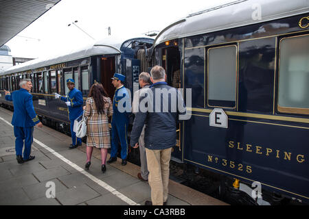 Passagiere des Orient-Express-Berlin-Hamburg-Venedig gelten am Bahnhof Altona, Hamburg, Deutschland, am Samstag, lief 2 Juni, 2012.The Venice Simplon-Orient-Express zum ersten Mal von Berlin und Hamburg nach Venedig seit den 1930er Jahren. Stockfoto