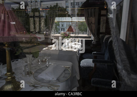 Ein Fenster des Orient-Express-Berlin - Hamburg - Venedig, Hamburg, Deutschland, am Samstag, 2 Juni, 2012. Der Venice Simplon-Orient-Express lief zum ersten Mal von Berlin und Hamburg nach Venedig seit den 1930er Jahren. Stockfoto