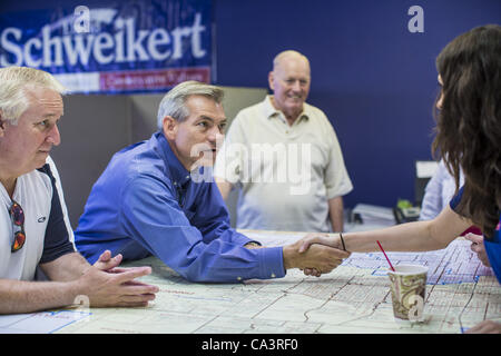 2. Juni 2012 - Kongressabgeordnete DAVID SCHWEIKERT (R -AZ) stellt sich vor Kampagne Freiwilligen Samstag. Schweikert traf sich mit seiner Kampagne Mitarbeiter und Freiwillige für ein Pancake-Frühstück am Samstag Morgen am Sitz Kampagne mit ihnen sprechen über die bevorstehende Primärwahl gegen den Kerl Repub Stockfoto