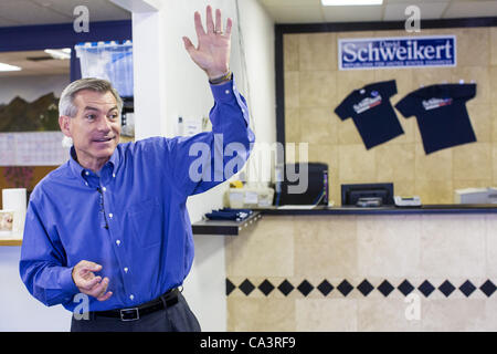 2. Juni 2012 - macht Kongressabgeordnete DAVID SCHWEIKERT (R -AZ) spontanen Kommentare Kampagne Freiwilligen Samstag. Schweikert traf sich mit seiner Kampagne Mitarbeiter und Freiwillige für ein Pancake-Frühstück am Samstag Morgen am Sitz Kampagne über die anstehenden Urwahl gegen den Kerl mit ihnen reden Stockfoto