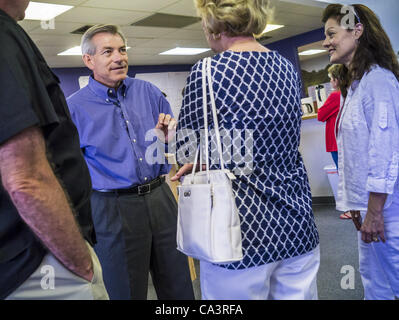 2. Juni 2012 - sprich Kongressabgeordneten DAVID SCHWEIKERT (R -AZ) und seine Frau JOYCE SCHWEIKERT (rechts) mit Kampagne Freiwilligen Samstag. Schweikert traf sich mit seiner Kampagne Mitarbeiter und Freiwillige für ein Pancake-Frühstück am Samstag Morgen am Sitz Kampagne mit ihnen sprechen über die bevorstehenden primäre Auserwählten Stockfoto