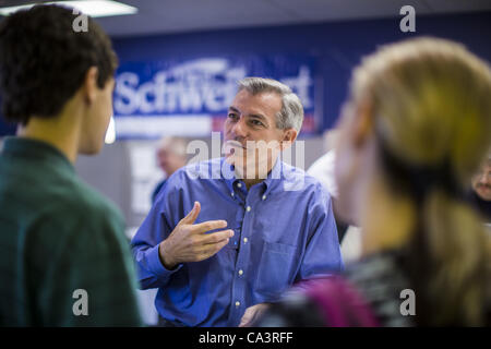 2. Juni 2012 - spricht Kongressabgeordnete DAVID SCHWEIKERT (R -AZ) mit potentiellen Kampagne Freiwilligen Samstag. Schweikert traf sich mit seiner Kampagne Mitarbeiter und Freiwillige für ein Pancake-Frühstück am Samstag Morgen am Sitz Kampagne mit ihnen sprechen über die bevorstehende Primärwahl gegen den Kerl Republica Stockfoto