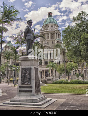 20. März 2011 - Durban, Kwa-Zulu Natal, Südafrika - diese Statue von Jan Christiaan Smuts (1870 Â €"1950) Francis Farewell Platz außerhalb der Durban City Hall in Kwa-Zulu Natal, Südafrika steht. Smuts war eine prominente südafrikanische und britischen Commonwealth Staatsmann, Feldherr und phil Stockfoto