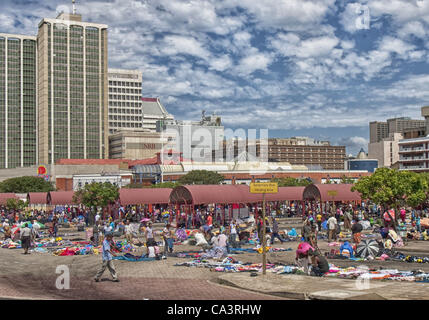 20. März 2011 - Durban, KwaZulu Natal, Südafrika - ein bunte Straße Markt in Durban, Südafrika. An der Ostküste von Südafrika ist Durban die drittgrößte Stadt der geschäftigste Hafen in Afrika und ein wichtiges Zentrum des Tourismus. (Kredit-Bild: © Arnold Drapkin/ZUMAPRESS.com) Stockfoto