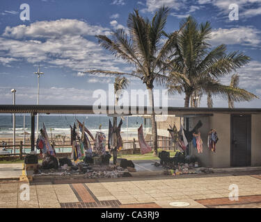 20. März 2011 - Durban, KwaZulu Natal, Südafrika - Einheimische verkaufen ihre waren in improvisierten Flohmarkt entlang der Golden Mile Durban Beachfront. Durban, an der Ostküste von Südafrika, ist die drittgrößte Stadt der geschäftigste Hafen in Afrika und ein wichtiges Zentrum des Tourismus. (Kredit-Bild: © Arnold D Stockfoto