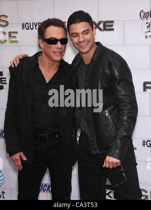 2. Juni 2012 kommt - Culver City, Kalifornien, USA - JEAN CLAUDE VAN DAMME & CHRIS VAN DAMME für Spike TV Guys Choice Awards 2012 auf dem Sony Studio los. (Kredit-Bild: © Lisa O'Connor/ZUMAPRESS.com) Stockfoto