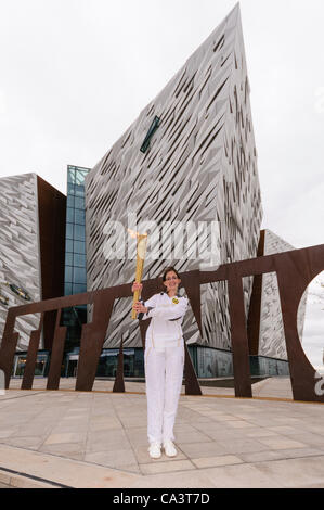 Belfast, 06.03.2012 - Olympische Fackel kommt in Belfast. Die Fackel wurde von Karen Marshall vor Titanic-Museum der Stadt statt. Stockfoto