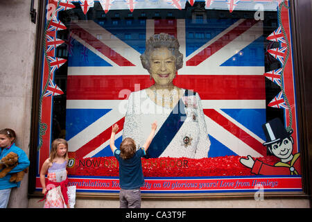 Regent Street, London, UK. 02.06.2012 Bild zeigt Kinder betrachten das LEGO-Mosaik der Königin in Hamleys Spielzeug Schaufenster, Zentrum von London, wie die Nation bereitet sich auf feiern diamantene Thronjubiläum von Königin Elizabeth II, Markierung 60 Jahre auf dem Thron. Stockfoto