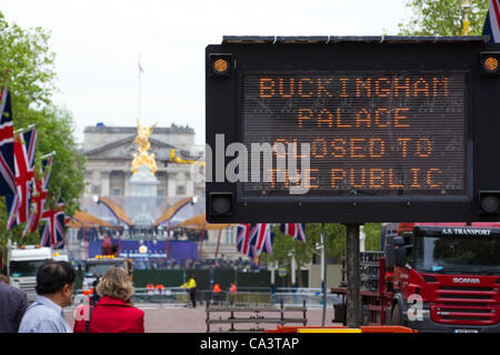 Königin Elizabeth II Diamond Jubilee, die Mall, London, UK. 02.06.2012 Bild zeigt Vorbereitungen für die Diamond Jubilee Concert wie Buckingham Palast für die Öffentlichkeit geschlossen ist. Menschen nehmen in der Atmosphäre auf der Mall für Diamant-Jubiläum von Königin Elizabeth II. Stockfoto