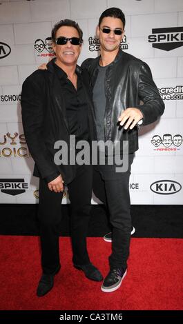 2. Juni 2012 - statt Los Angeles, Kalifornien, USA - 2. Juni 2012 - Los Angeles, Kalifornien, USA - Schauspieler JEAN-CLAUDE VAN DAMME und Sohn KRISTOPHER VAN DAMME auf Spike TV Guys Choice Awards 2012 in den Sony Studios in Los Angeles. (Kredit-Bild: © Paul Fenton/ZUMAPRESS.com) Stockfoto