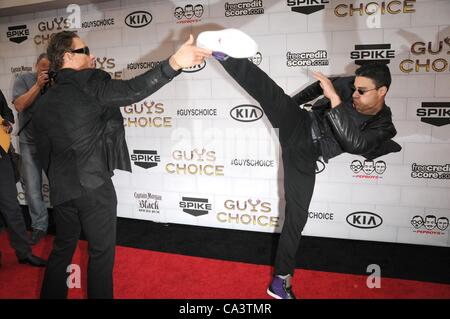 2. Juni 2012 - statt Los Angeles, Kalifornien, USA - 2. Juni 2012 - Los Angeles, Kalifornien, USA - Schauspieler JEAN-CLAUDE VAN DAMME und Sohn KRISTOPHER VAN DAMME auf Spike TV Guys Choice Awards 2012 in den Sony Studios in Los Angeles. (Kredit-Bild: © Paul Fenton/ZUMAPRESS.com) Stockfoto