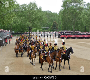 Trooping die Farbe 2. Juni 2012 - der Generalmajor Review bei Horseguards Parade in London. Des Königs Troop der Royal Horse Artillery handelt. Stockfoto