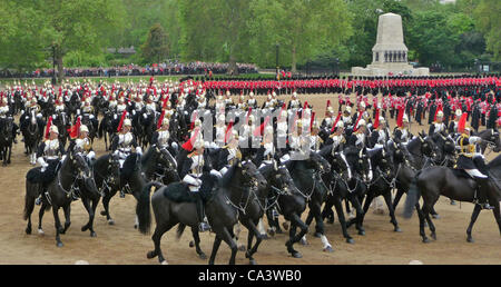 Trooping The Colour 2. Juni 2012 - The Major General Review, das sind die Blues and Royals der Household Cavalry. Stockfoto