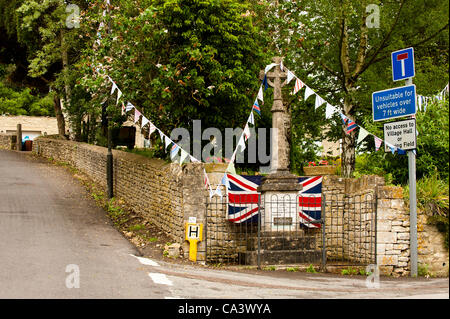 Dorf von Randwick in Gloucestershire, England, UK, versucht Weltrekord für die längste Linie Bunting, Sonntag, 3. Juni 2012 zu brechen. Abschnitt des Hauses gemacht Ammer Mess 4864,2 m Gesamtlänge mit 19884 Fahnen aufgehängt über dem Dorf zur Feier des diamantenen Thronjubiläums der Queen. Stockfoto