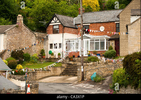 Dorf von Randwick in Gloucestershire, England, UK, versucht Weltrekord für die längste Linie Bunting, Sonntag, 3. Juni 2012 zu brechen. Abschnitt des Hauses gemacht Ammer Mess 4864,2 m Gesamtlänge mit 19884 Fahnen aufgehängt über dem Dorf zur Feier des diamantenen Thronjubiläums der Queen. Stockfoto