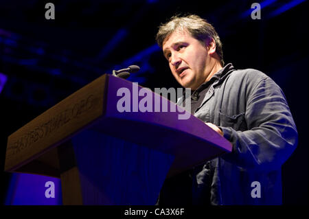 Peter Florenz (Festivaldirektor) Einführung ein Autor bei der Telegraph Hay Festival 2012, Hay-on-Wye, Powys, Wales, UK Stockfoto