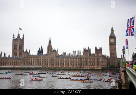 Diamond Jubilee Pageant, Themse, Zentral-London, UK. 03.06.2012 Bild zeigt Flotten Langbooten, Gondeln, Skiffs und Drachen Boote gegenüber der Houses of Parliament, das Diamant-Jubiläum feiert, über 1.000.000 Menschen erwartet werden die Queen es Diamond Jubilee Pageant Flottille. Stockfoto