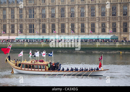 Diamond Jubilee Pageant, Themse, Zentral-London, UK. 03.06.2012 zeigt Bild GLORIANA Queen Royal Rowbarge gegenüber der Houses of Parliament Teil der Flottille, feiert die Königin Diamond Jubilee, über 1.000.000 Menschen erwartet werden die The Diamond Jubilee Pageant-Flottille. Stockfoto