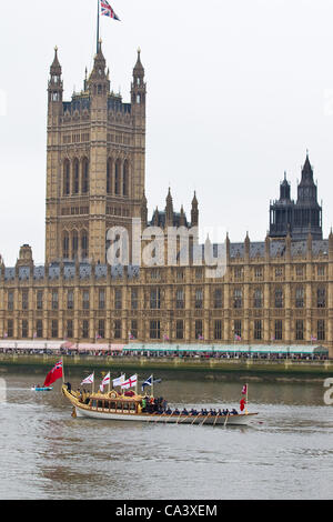 Diamond Jubilee Pageant, Themse, Zentral-London, UK. 03.06.2012 zeigt Bild GLORIANA Queen Royal Rowbarge gegenüber der Houses of Parliament Teil der Flottille, die Diamant-Jubiläum zu feiern, über 1.000.000 Menschen erwartet die Queen es Diamond Jubilee Pageant Flottille. Stockfoto