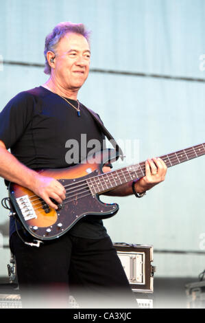 LINCOLN, CA - 2 Juni: Stu Cook mit Creedence Clearwater Revisted führt auf Thunder Valley Casino Resort in Lincoln, Kalifornien am 2. Juni 2012 Stockfoto