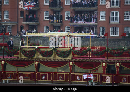 London, UK. 2. Juni 2012 Mitglieder der königlichen Familie während der DIamond Jubilee Fluss Festzug auf "The Spirit von Chartwell" gesehen. Stockfoto