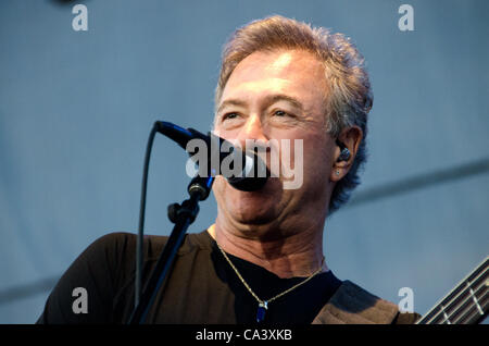 LINCOLN, CA - 2 Juni: Stu Cook mit Creedence Clearwater Revisted führt auf Thunder Valley Casino Resort in Lincoln, Kalifornien am 2. Juni 2012 Stockfoto