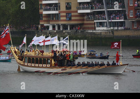 London, Vereinigtes Königreich. 2. Juni 2012 "Gloriana" vergeht die £1 m-Boot, das die Thames Diamond Jubilee Pageant führen. Stockfoto