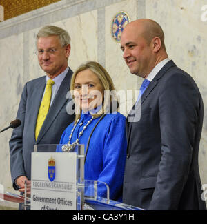 Stockholm 2012-06-03 Swedens Prime Minister Fredrik Reinfeldt (r) und Außenminister Carl Bildt trifft US-Außenministerin Hillary Clinton Stockfoto