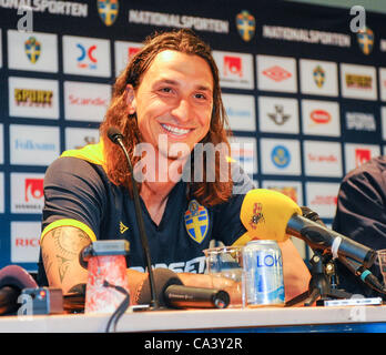 2012-06-03 Stockholm-Schwedens Fußball-Nationalmannschaft trainiert, bevor Freundschaftsspiel gegen Serbien am 5. Juni - im Bild Zlatan Ibrahimovic die Presse erfüllt Stockfoto