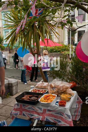 Eine kleine Diamond Jubilee-Grill ist in Amherst Road in Plymouth, Devon, UK, die Königin Diamond Jubilee Feiern statt. Stockfoto