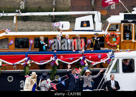 LONDON, UK, 3. Juni 2012. Bürgermeister von London Boris Johnson beteiligt sich an der Diamond Jubilee Pageant. Stockfoto