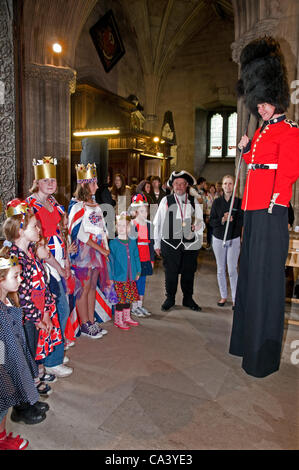 Zehn Fuß hohen Dame tragen Grenadier Guards Stile einheitliche Beurteilung der Kinder Royal Crown-Wettbewerb im Inneren der Kathedrale von Lichfield, Staffordshire, England im Rahmen der Jubiläumsfeier für Königin Elizabeth II.  Stadtausrufer Ken Knowles im Hintergrund. Stockfoto