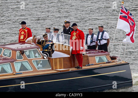 London, UK. 3. Juni 2012. Die Königin und der Duke of Edinburgh ankommen auf Britannia Royal Barge an Bord der Geist von Chartwell, The Royal Barge, beobachten Sie die Boote, die Teilnahme an der Königin Diamond Jubilee River Pageant, Themse, London, England Stockfoto