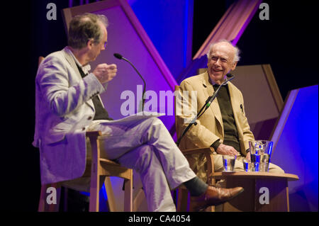 James Watson, Mitentdecker der Struktur der DNA im Jahre 1953, abgebildet im Gespräch mit Ian McEwan auf dem Telegraph Hay Festival 2012, Hay-on-Wye, Powys, Wales, UK Stockfoto
