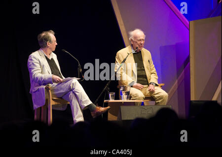 James Watson, Mitentdecker der Struktur der DNA im Jahre 1953, abgebildet im Gespräch mit Ian McEwan auf dem Telegraph Hay Festival 2012, Hay-on-Wye, Powys, Wales, UK Stockfoto